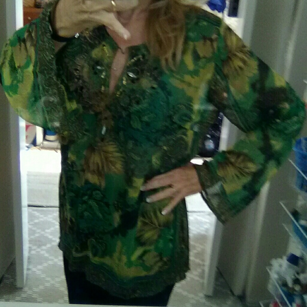 Green flowered jeweled tunic - Picture 6 of 6
